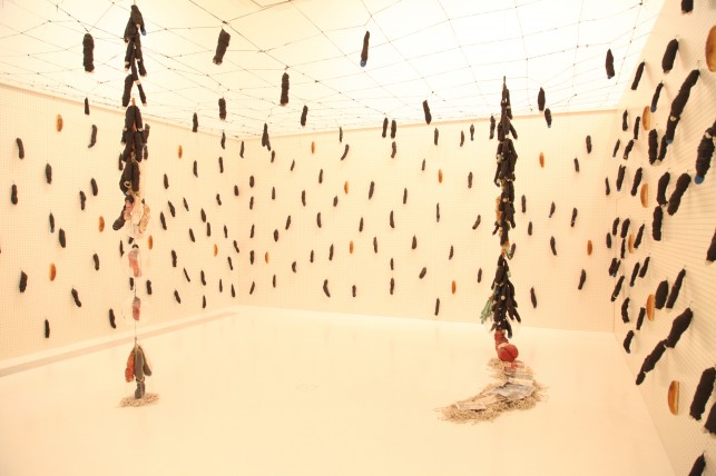 『インポ哲学―インポ分布図とその飽和部分に於ける保護ドームの発生』展示風景　1961-62年 ウォーカー・アート・センター（ミネアポリス）蔵　©ADAGP, Paris ? JASPAR, Tokyo, 2013